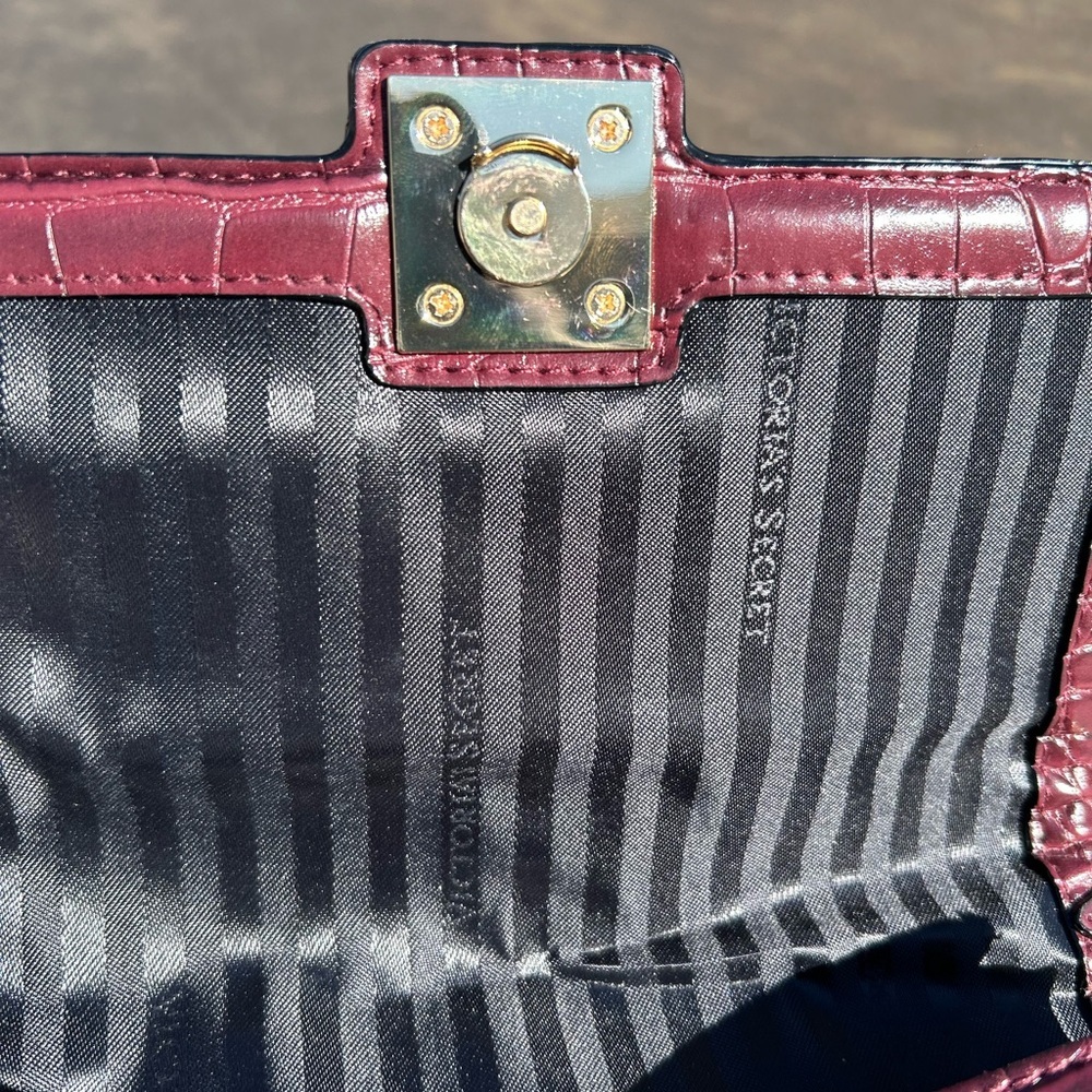 Victoria’s Secret Elegant Burgundy Croc-Embossed Chain Bag - Picture 7 of 10